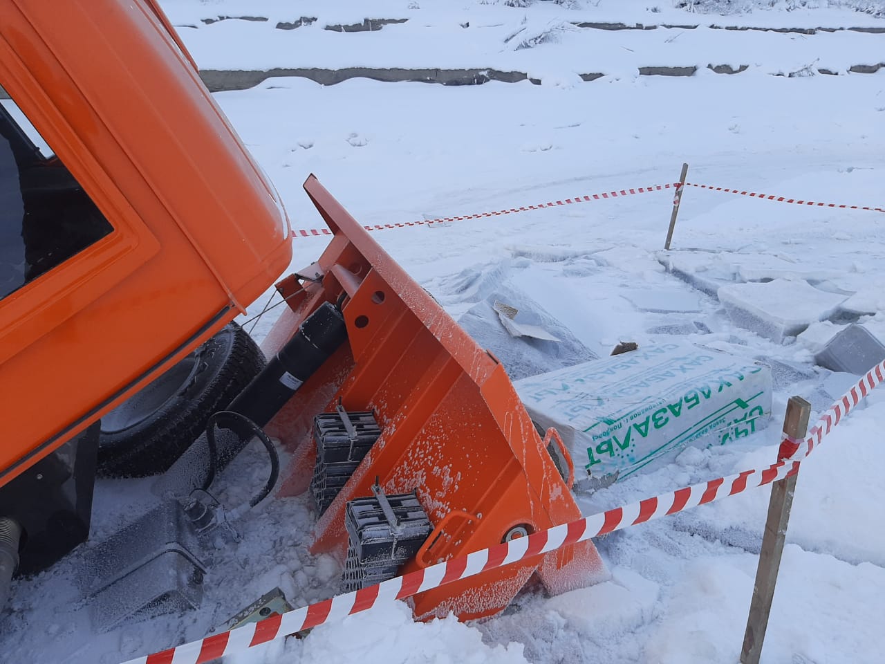Экологи проверили место провала под лед большегруза на Зеленом лугу Якутска