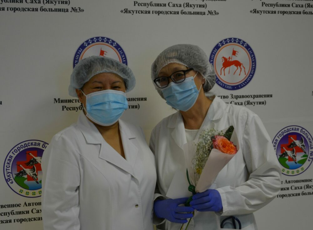 В Якутске медикам больницы № 3 вручили награды за вклад в борьбу с новой коронавирусной инфекцией