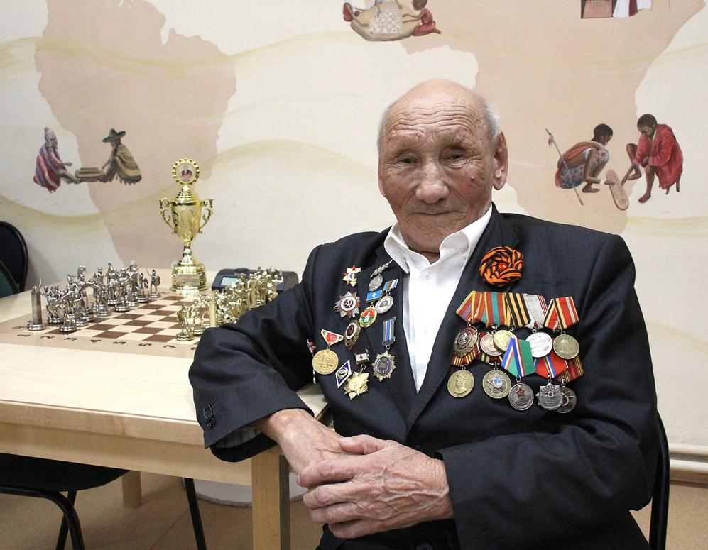 Глава Якутии поздравил ветерана Наума Слепцова со званием кандидата в мастера спорта по шахматам