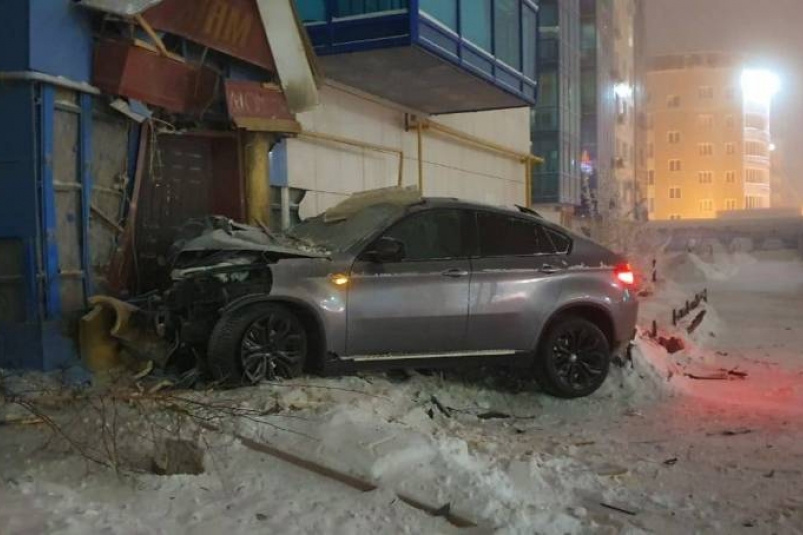 Пьяный водитель снес ограждение и врезался в стену жилого дома на улице Ларионова в Якутске