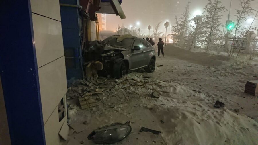 Пьяный водитель на БМВ въехал в здание в Якутске