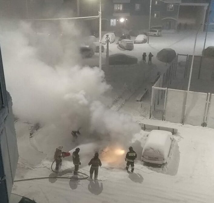 ФОТОФАКТ. В Якутске пожарные оперативно потушили загоревшийся автомобиль
