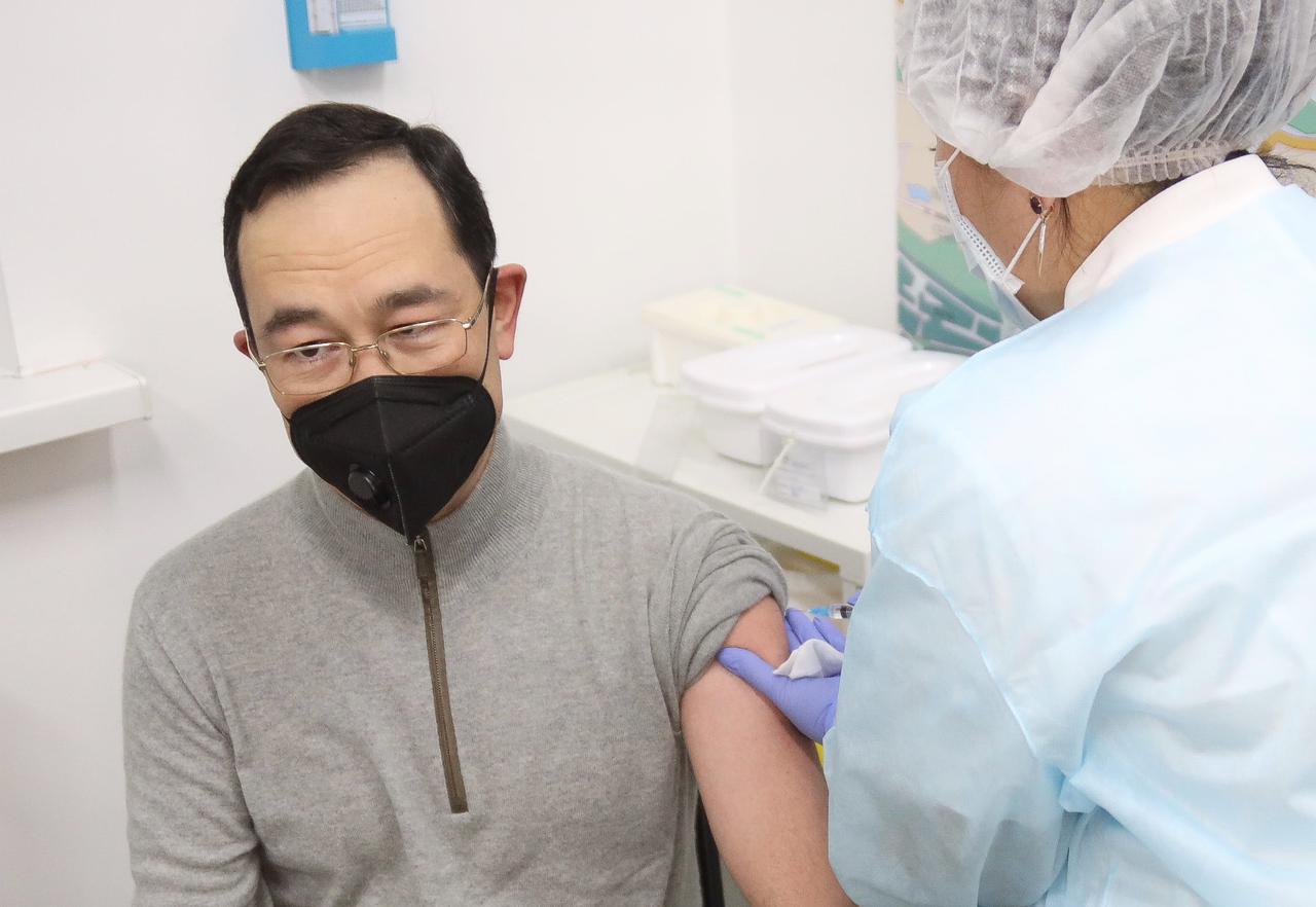 Глава Якутии получил вакцину от коронавируса
