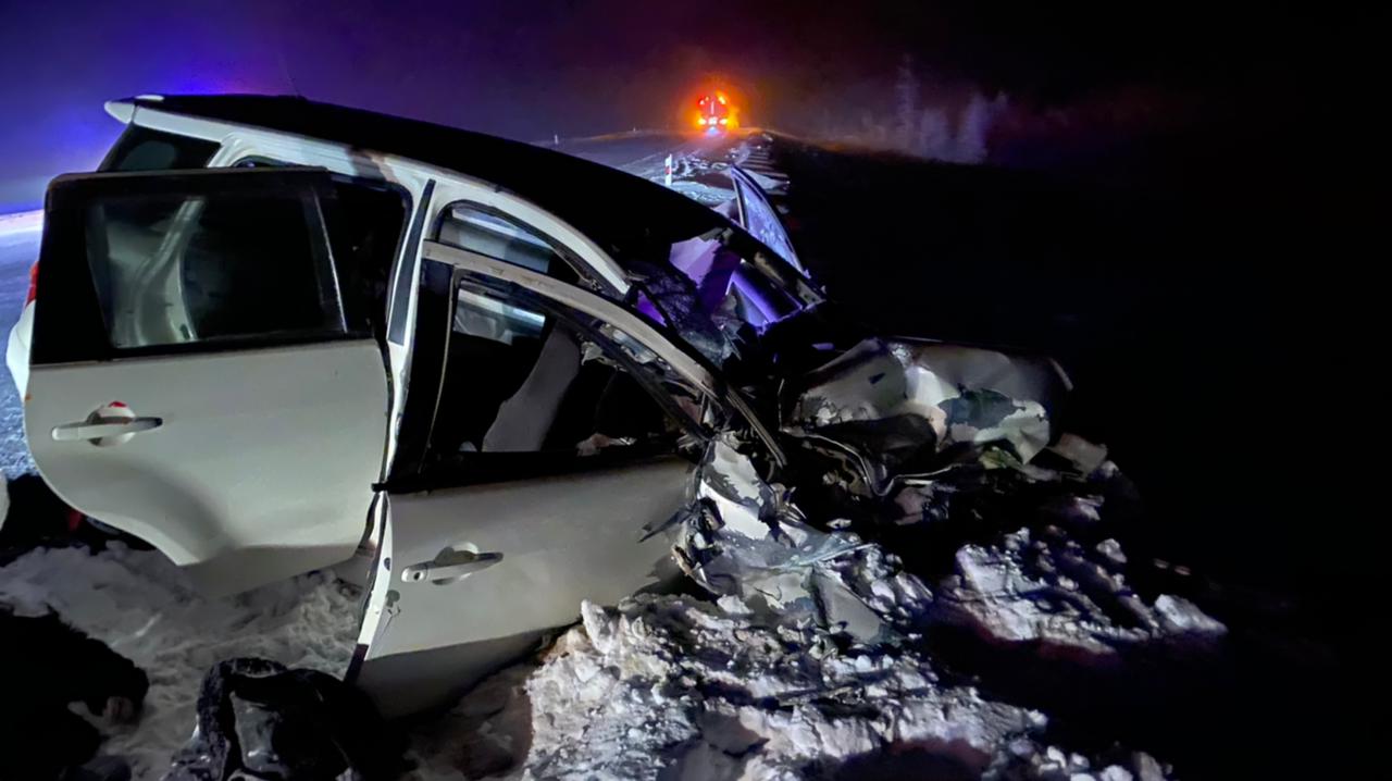 В Якутске при столкновении с большегрузом погибли два пассажира легкового автомобиля