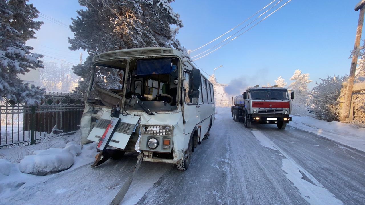 В Якутске столкнулись два автобуса