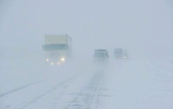 В Якутии в 50-градусный мороз инспекторы ГИБДД помогли водителю заглохшего автомобиля