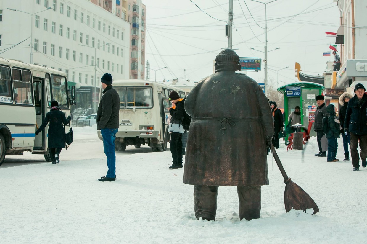 Памятник дворнику в москве ростокино фото