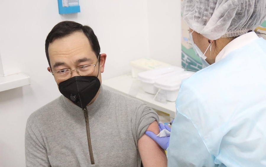 Глава Якутии сообщил, что чувствует себя хорошо после прививки от коронавируса