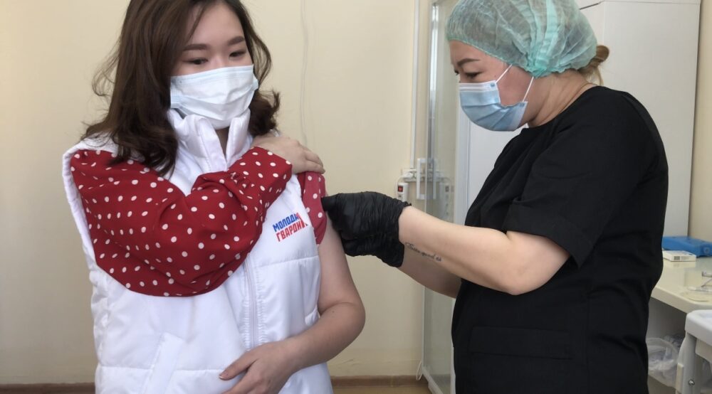 В Якутии прививку от коронавируса получили волонтеры