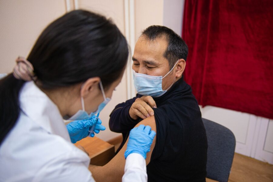 В Якутии введены меры стимулирования по вакцинации от коронавируса