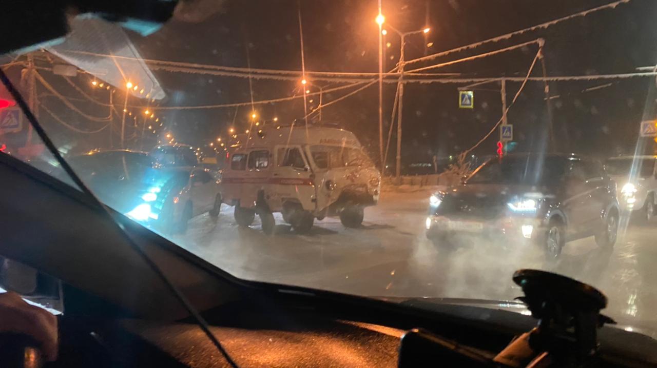 ФОТОФАКТ. На улице Автодорожной Якутска произошло ДТП с участием скорой помощи