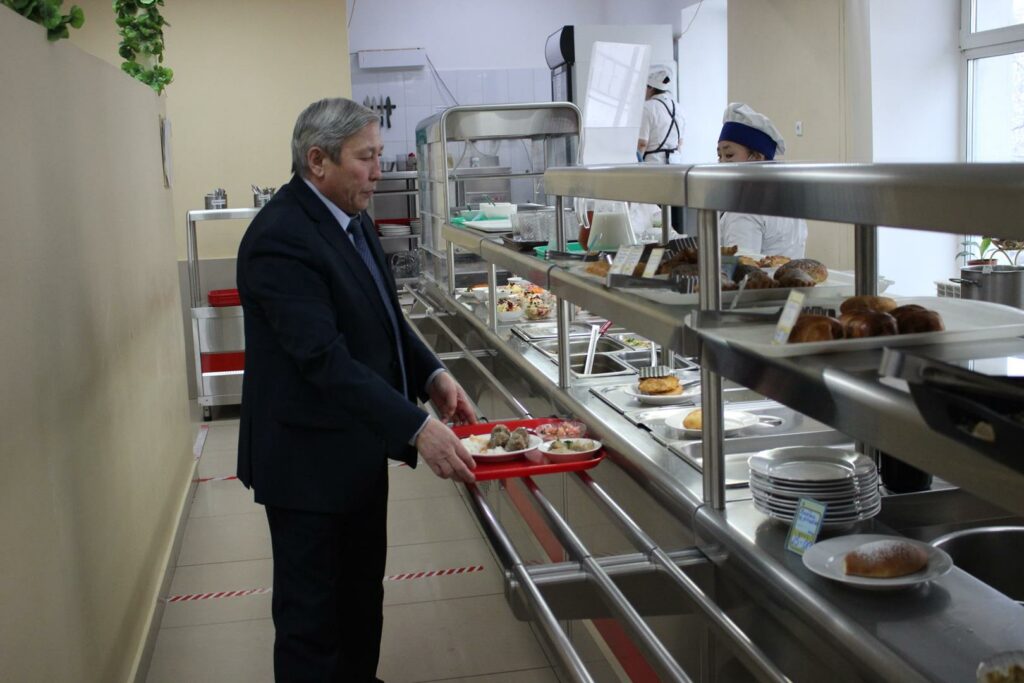 Депутаты отнюдь не небожители, тут народный избранник, видимо, размышляет не над проблемами федерального масштаба, а над дилеммой "последнего пирожка"