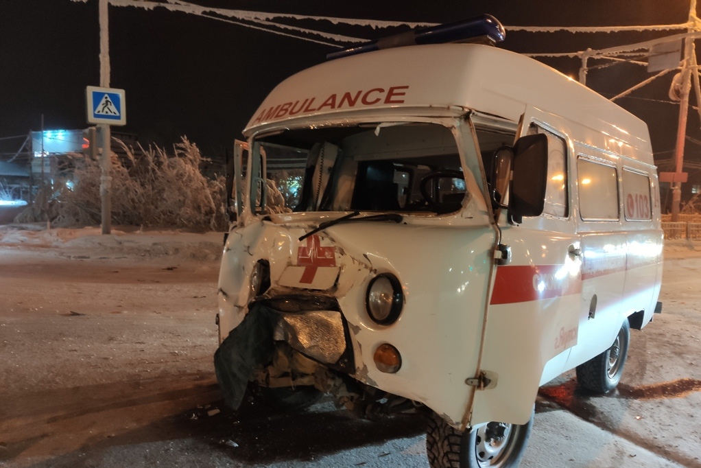 Повреждения УАЗ2 ДТП со скорой Якутск 09.02.21П