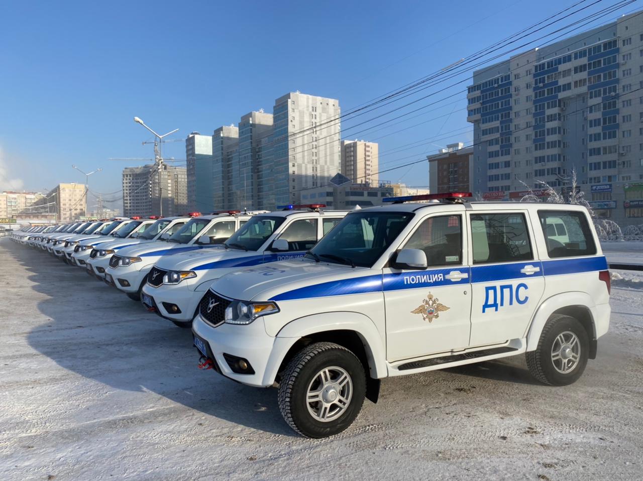 ВИДЕО. Глава Якутии вручил ключи от новых служебных автомобилей «УАЗ Патриот» сотрудникам Госавтоинспекции