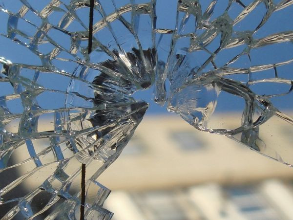 В Якутске 18-летний парень из окна забросал кусками кафеля два автомобиля