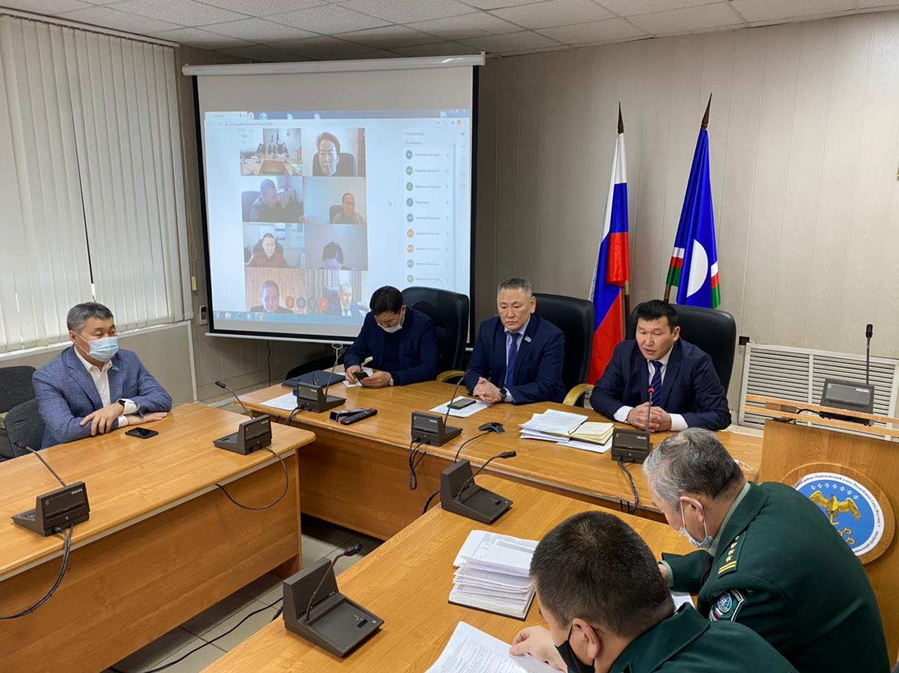 Министр экологии Якутии встретился с недропользователями Хангаласского улуса