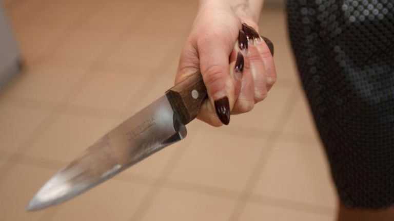 В Якутске женщина, угрожая ножом, ограбила мужчину