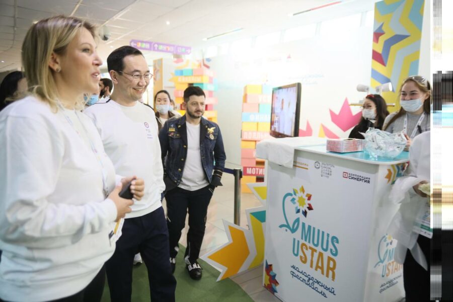 Глава Якутии посетил выставку фестиваля «Muus uSTAR»