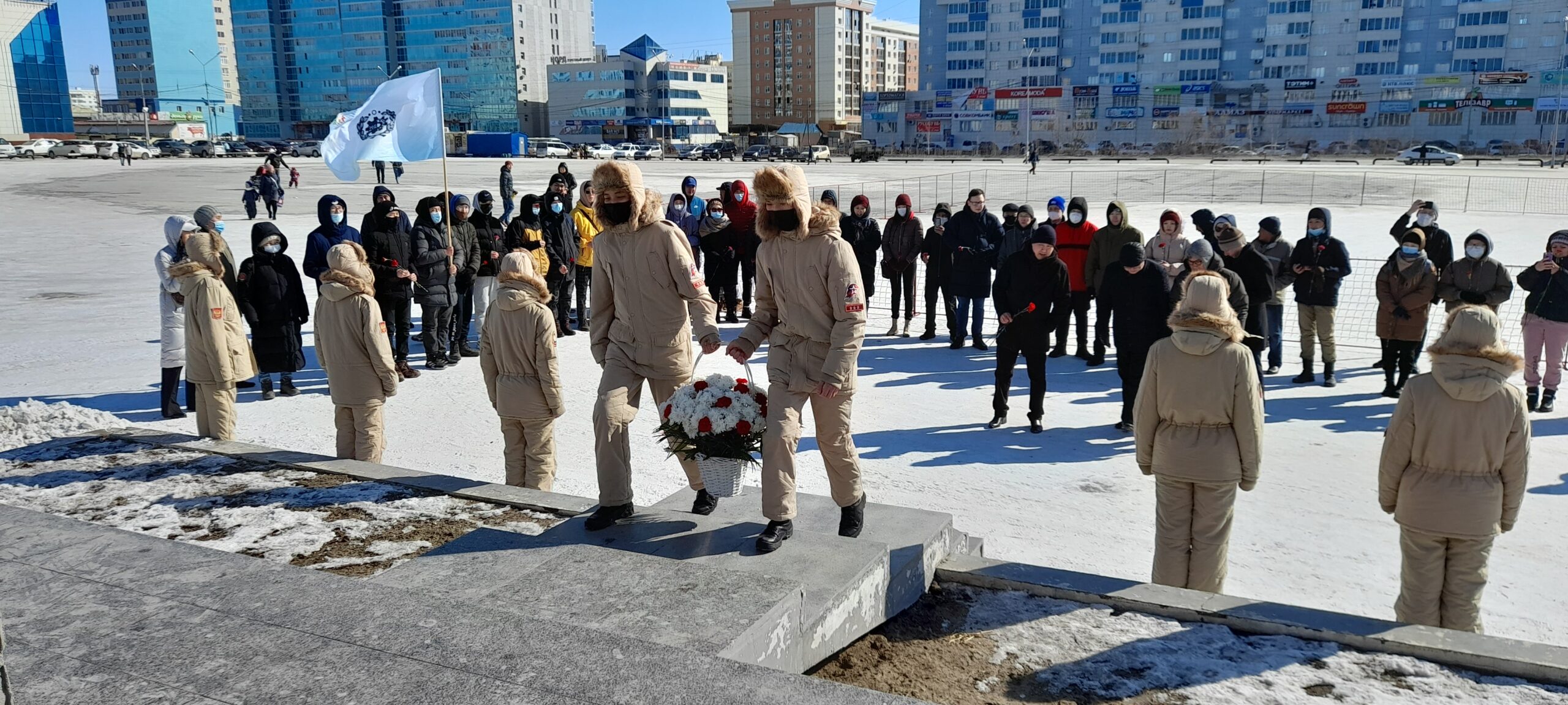 Молодежь Якутии возложила цветы к памятнику героев-комсомольцев