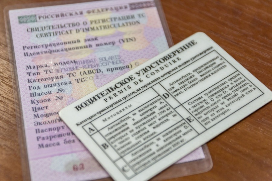 Около 100 поддельных водительских документов выявили инспекторы ДПС в Якутии