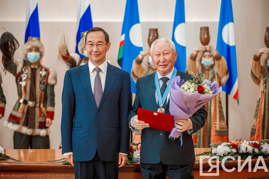 Айсен Николаев вручил якутянам государственные награды ко Дню республики