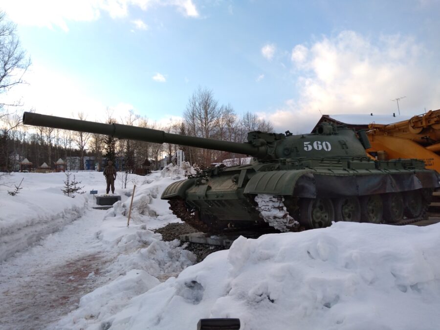 В Алдане на мемориале Славы установили танк
