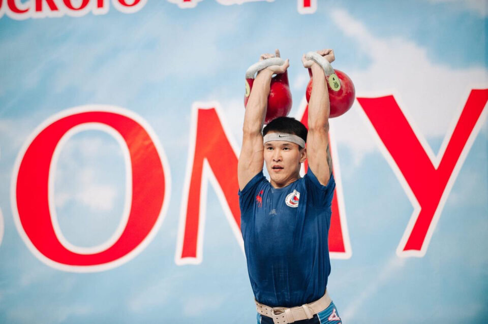 Якутянин стал призером чемпионата трех федеральных округов по гиревому спорту