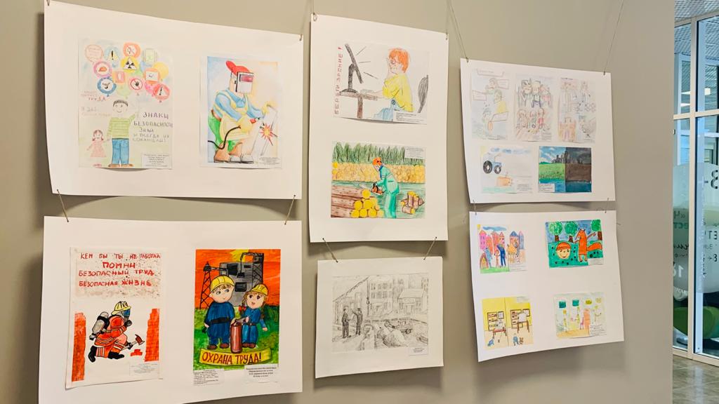 В Якутске открыли выставку детских рисунков «Охрана труда глазами детей» 