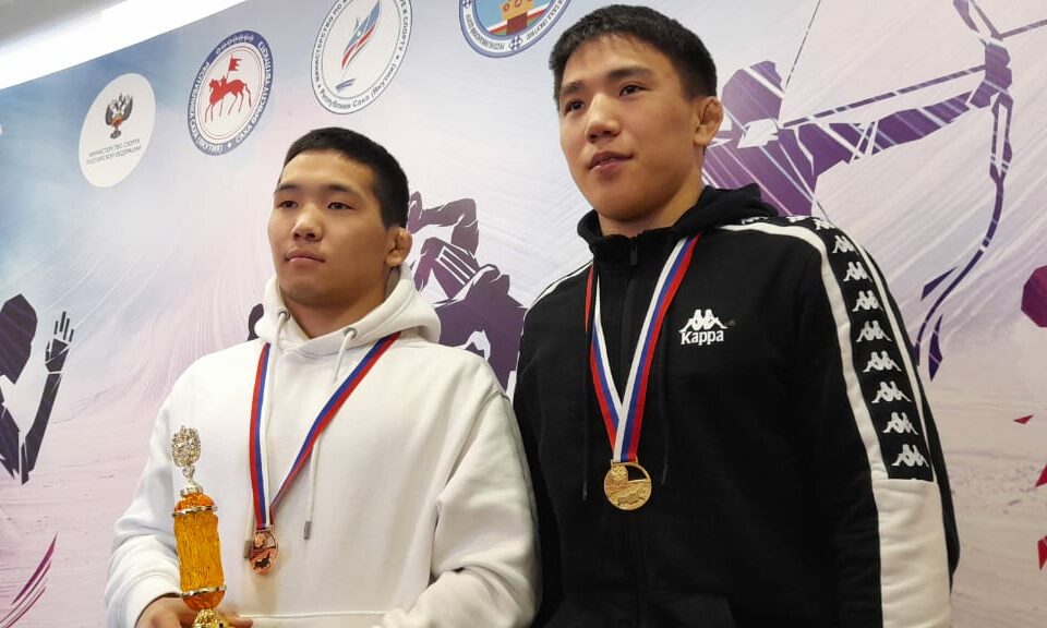 В Якутске чествовали победителя и призера первенства России по вольной борьбе
