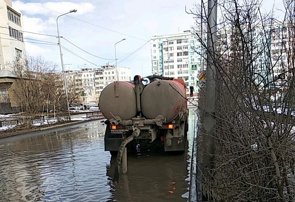 В Якутске активно ведется откачка талых вод с улиц города