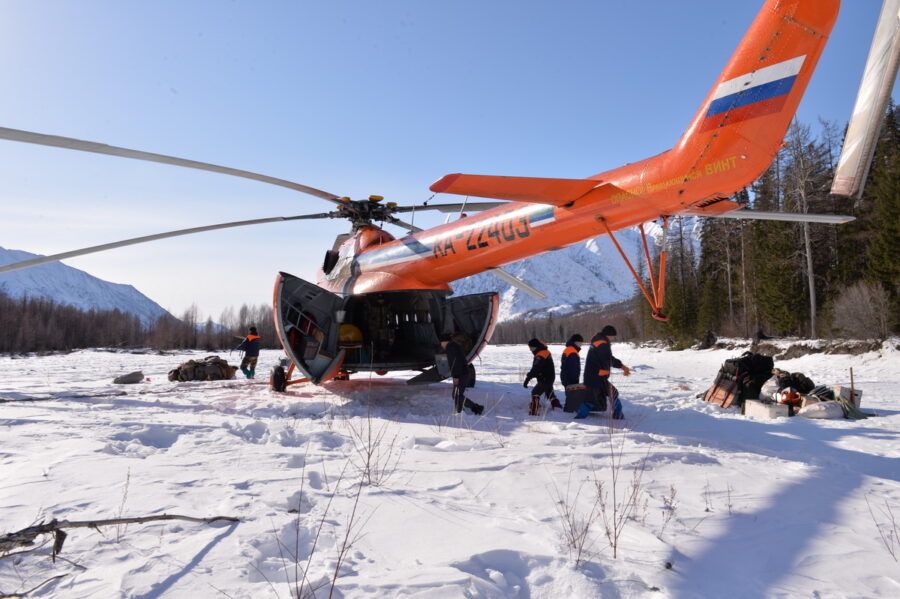 Спасатели приступили к распиловке фрагмента ракеты в труднодоступной местности в Якутии