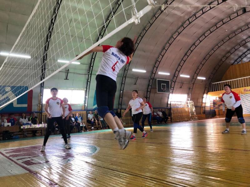 Ветераны волейбола встретились на турнире клуба «Хотун Төҥүлү»