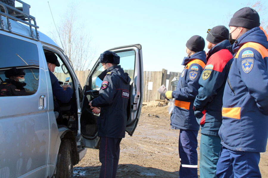 Спасатели и полицейские провели рейд на переправе "Якутск - Нижний Бестях"