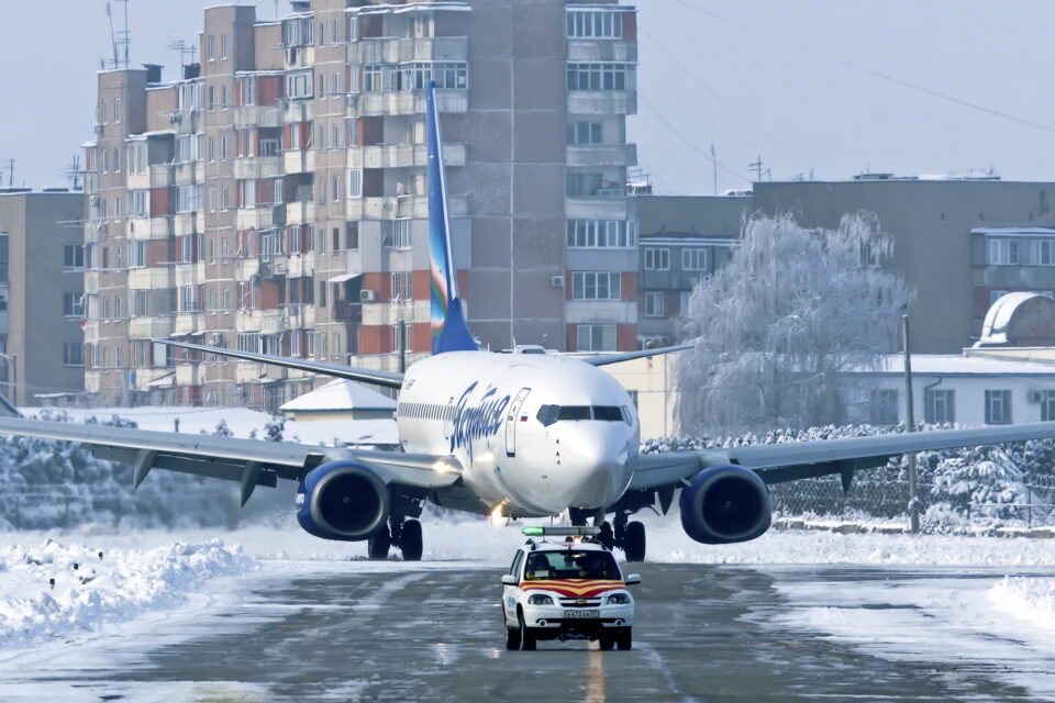 Якутск санкт. Авиакомпания Якутия 2021. Аэропорт Якутск самолет. Певек Якутск самолет 300922. Самолет из Якутии.