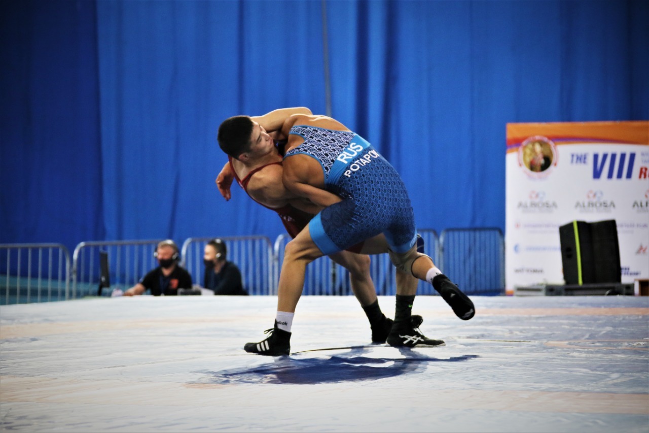 Якутские борцы одержали первые победы в рамках турнира Романа Дмитриева