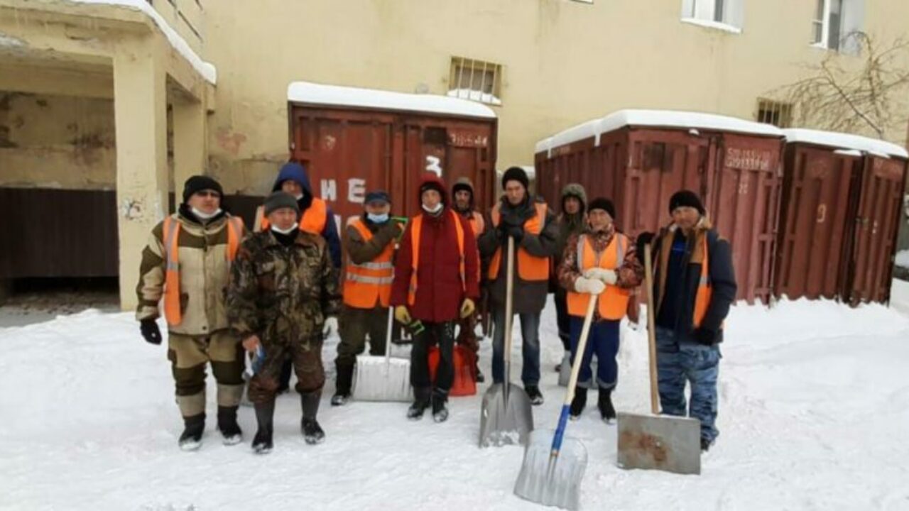 В Якутске усилена работа дворников по очистке от снега козырьков и  подъездов многоквартирных домов — ЯСИА