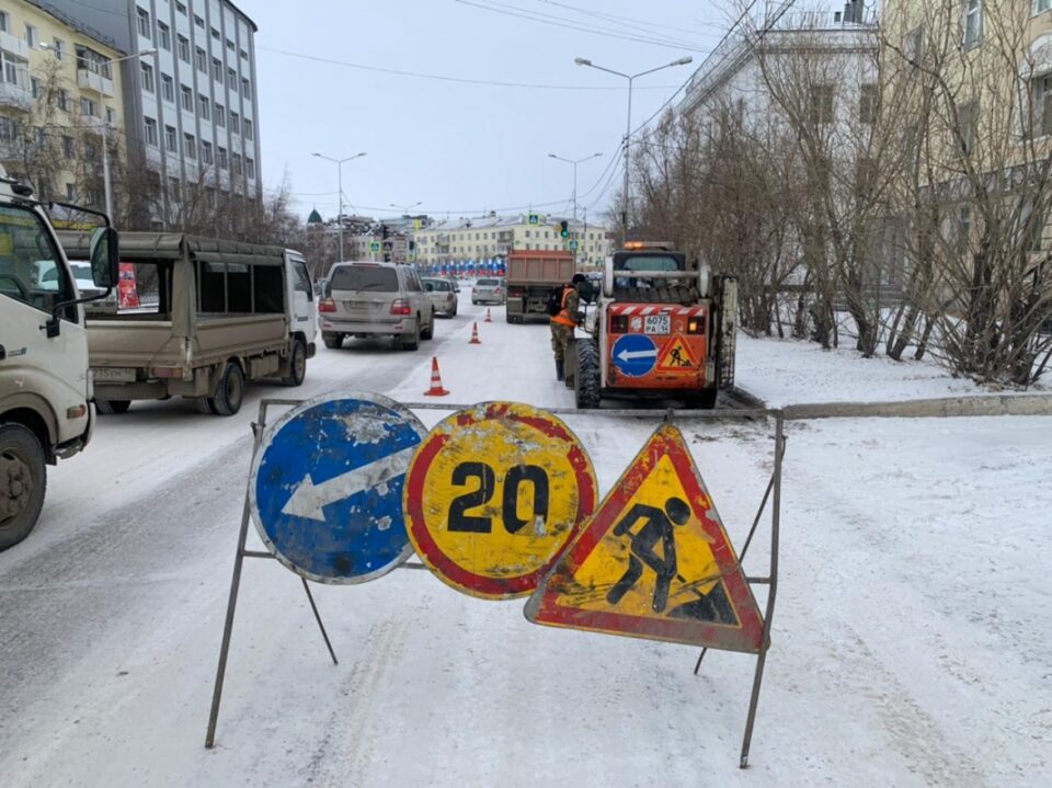 В Якутске убирают снег с улиц