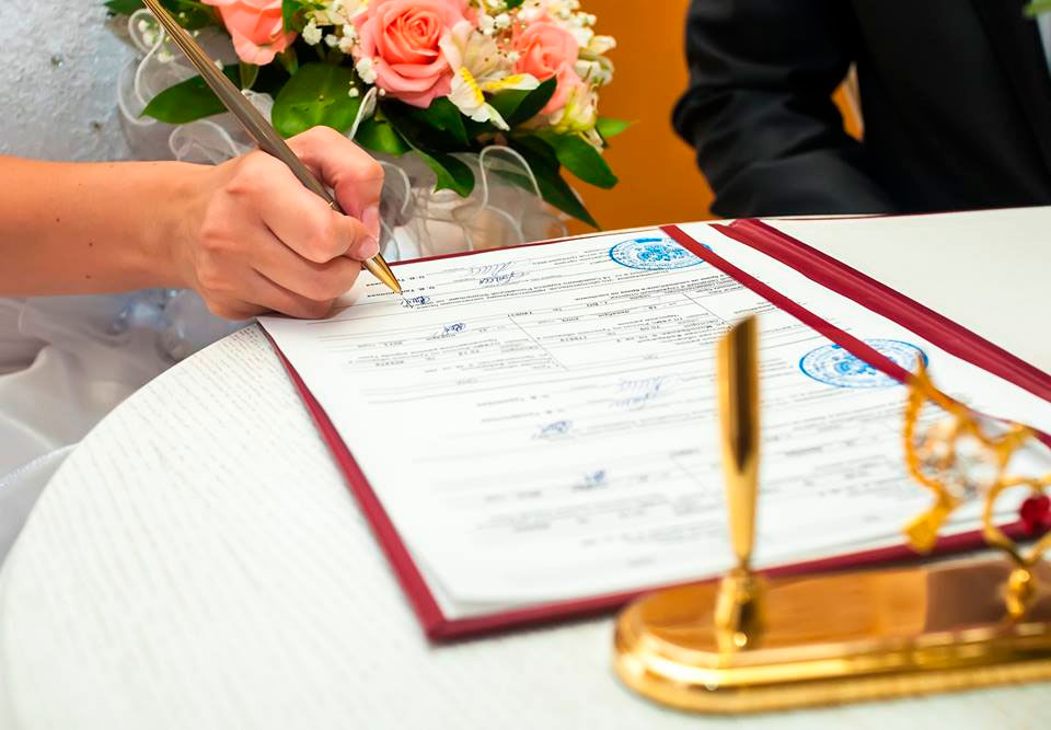 В Якутске расторгли фиктивный брак между россиянкой и гражданином Таджикистана