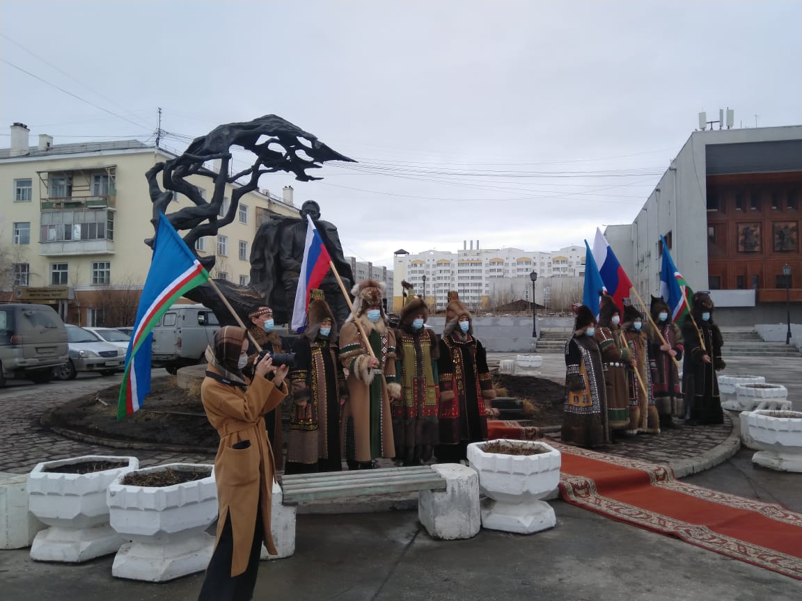 В Якутске возложили цветы к памятникам видным государственным деятелям республики