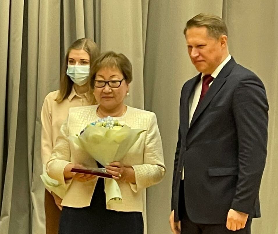 Министр здравоохранения России Михаил Мурашко вручил медаль врачу из Якутии
