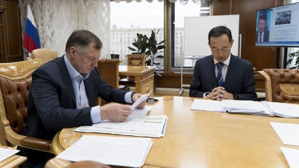 Айсен Николаев и Марат Хуснуллин обсудили строительство Ленского моста