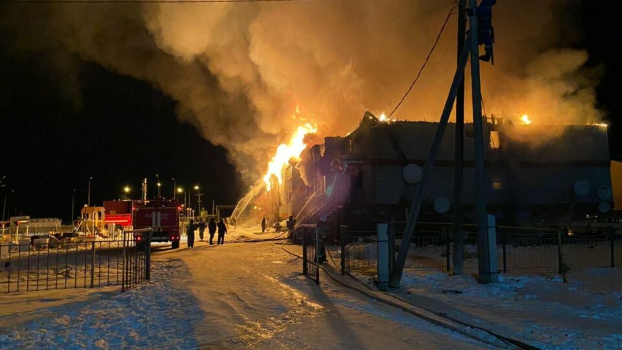 В селе Чапаево в Якутии произошел крупный пожар в жилом доме — ЯСИА