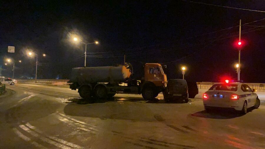 В Якутске столкнулись КамАЗ и легковая иномарка. Пострадал пассажир  