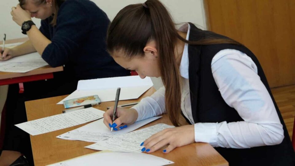 Итоговое сочинение написали более 2 тысяч школьников Якутска