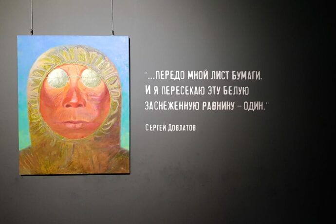 «Следы на снегу». В Якутске открылась выставка-притча известного художника Михаила Старостина
