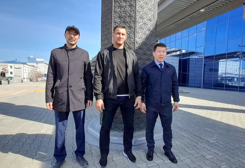Борец Айаал Лазарев прилетел в Якутск после выступлений на ряде турниров