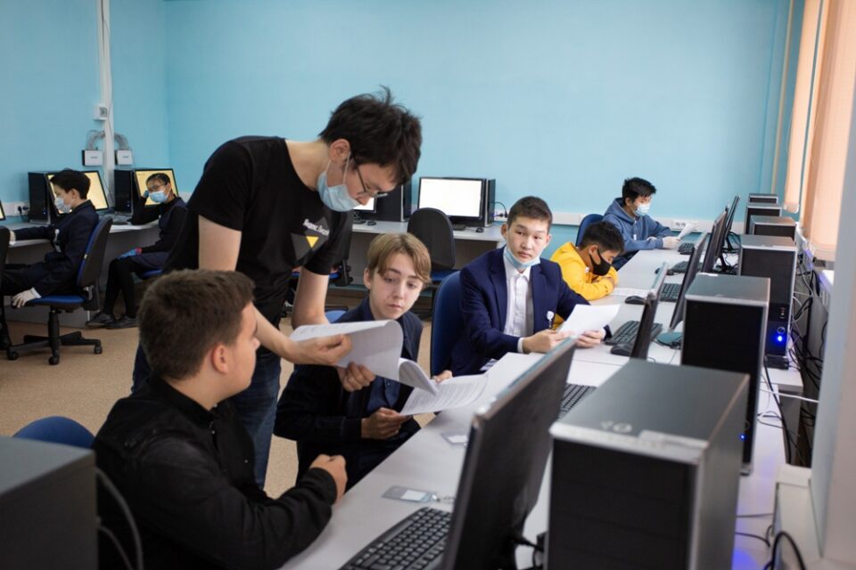 Гаврил Семенов: "Яндекс.Лицей" позволяет школьникам Якутии совместить образование и производство