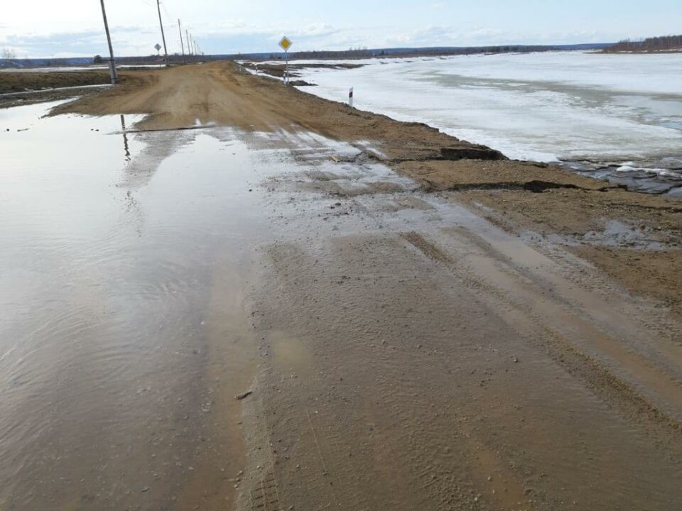 В Якутске из-за скопления талых вод размыло дорогу