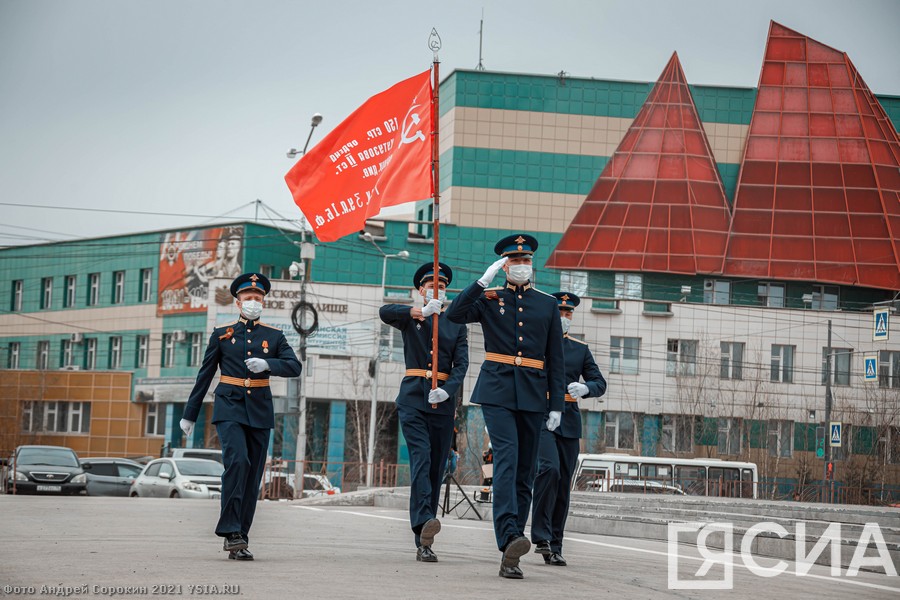 В Якутске подняли символ Знамени Победы