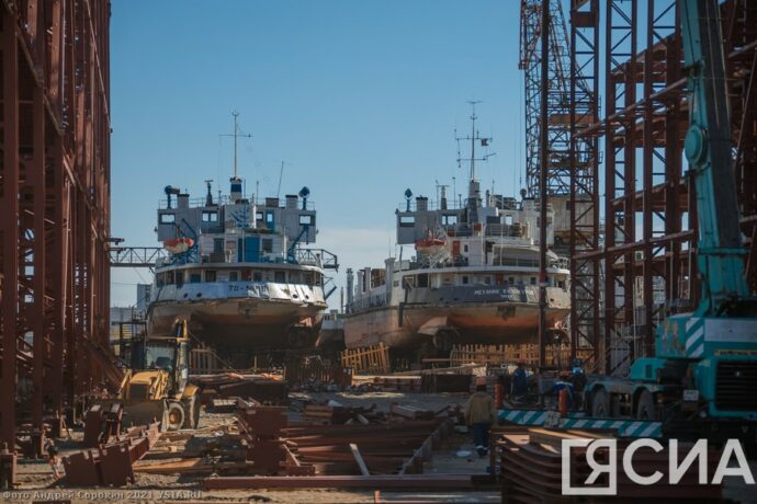 Дмитрий Садовников проверил работу паромной переправы и ход строительства объектов в Жатае